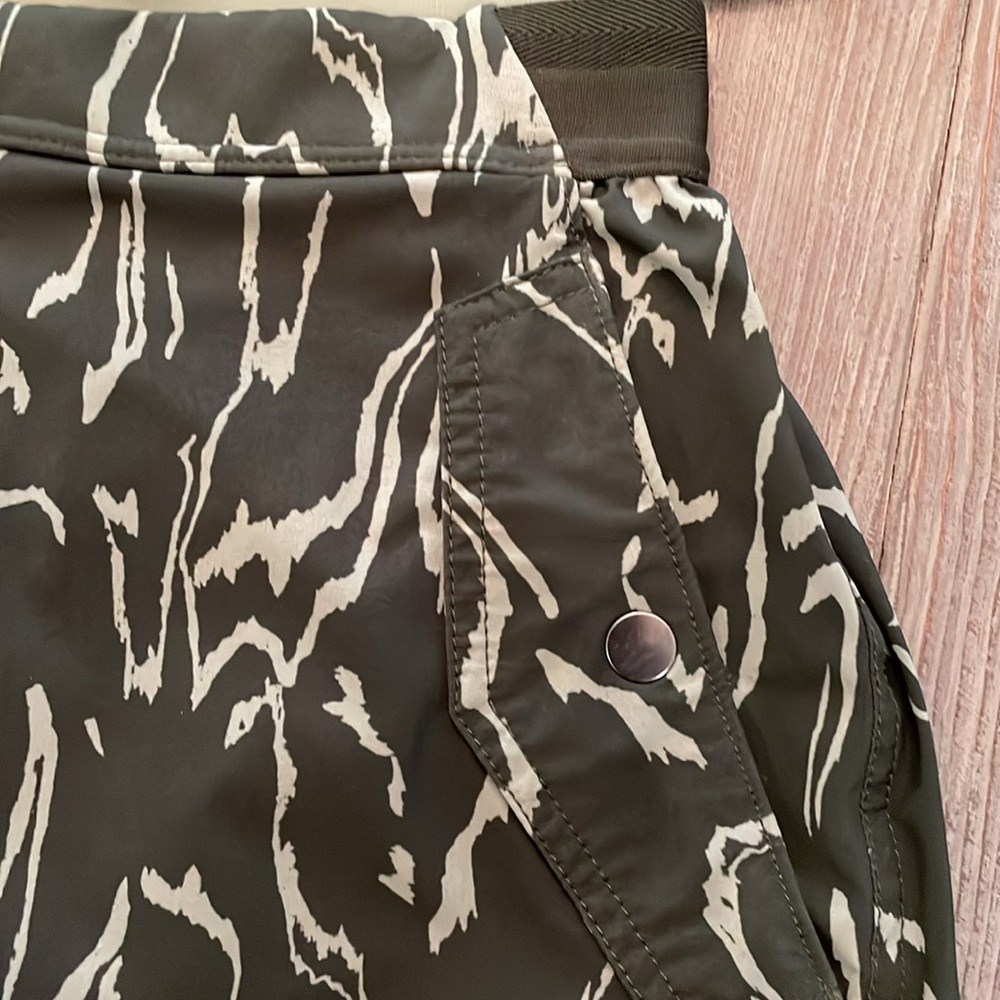 Athleta Vienna cargo skort. Size 4. Excellent condition - Picture 9 of 14